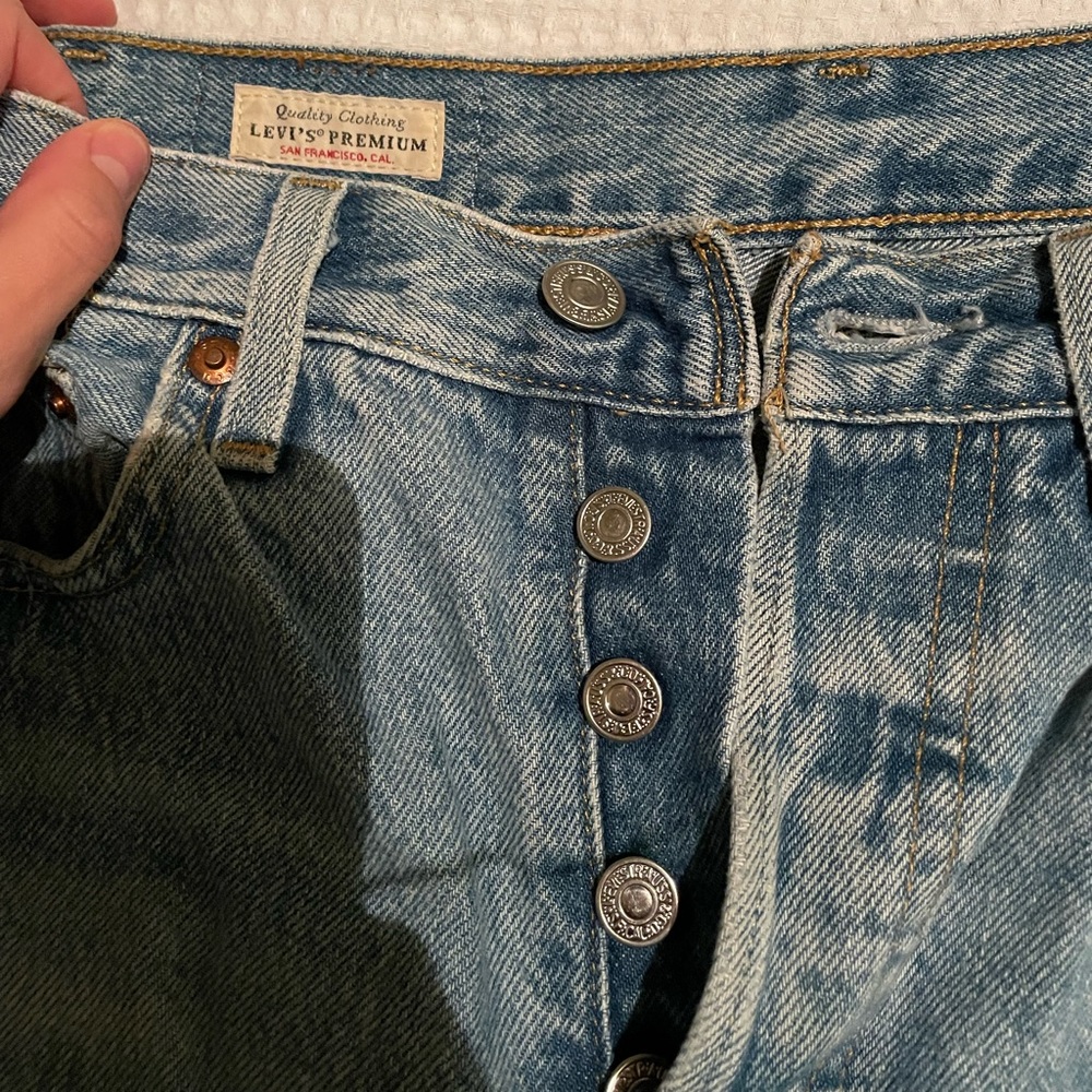 Levi’s jeans - high waisted - ripped